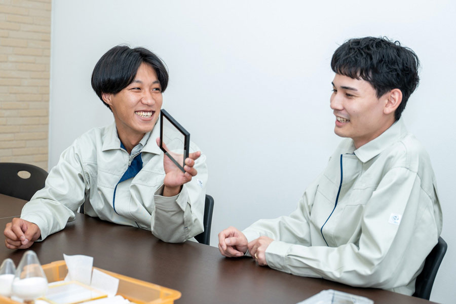 まだない透明材料を、チームで形にする。